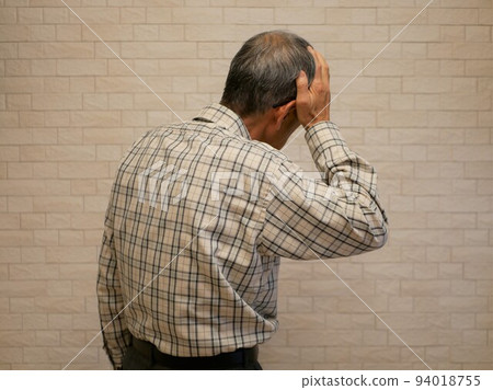 Back view of an old man who is worried about anxiety 94018755