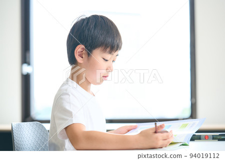 3rd grade elementary school student studying 4th grade elementary school summer course test 94019112