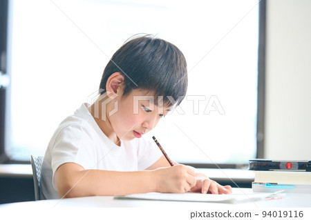 3rd grade elementary school student studying 4th grade elementary school summer course test 94019116