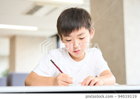 3rd grade elementary school student studying 4th grade elementary school summer course test 94019119