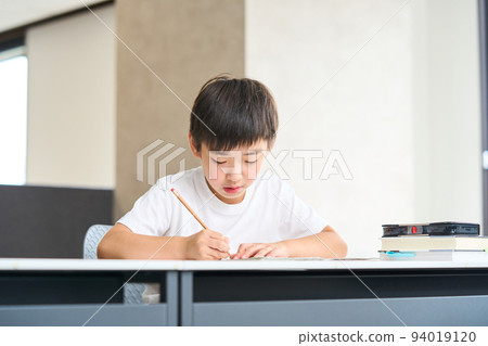 3rd grade elementary school student studying 4th grade elementary school summer course test 94019120