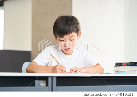 3rd grade elementary school student studying 4th grade elementary school summer course test 94019121