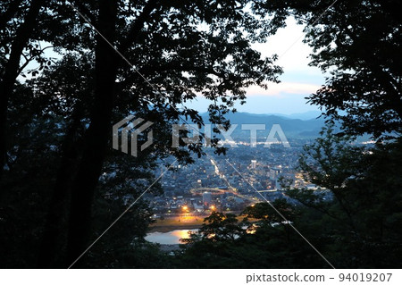 [福井縣越前市 8月]從村國山頂眺望，夜色變化的黃昏景色 94019207