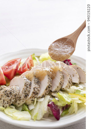 Put dressing on salad chicken salad 94019220