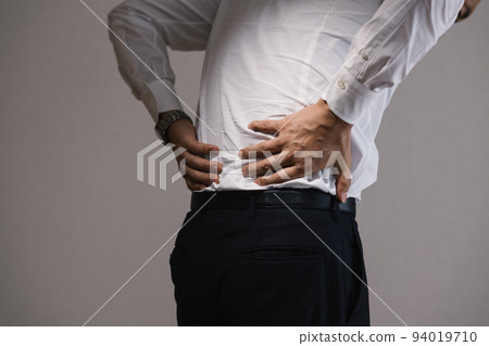 商務人士背痛背痛 94019710