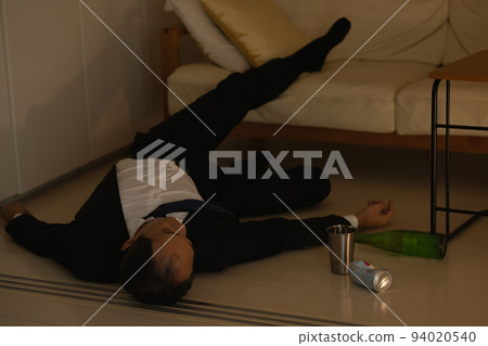 中年男子飲酒,酗酒形象 中年男子飲酒,酗酒形象 94020540