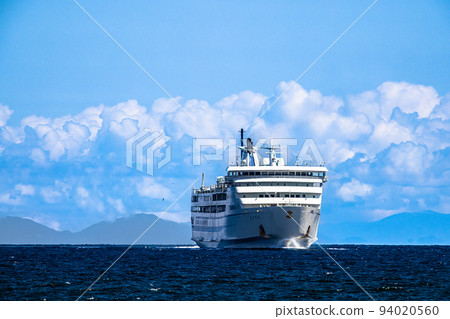 [Niigata Prefecture/Sado] Okesa Maru entering Sado Ryotsu Port in August August 94020560
