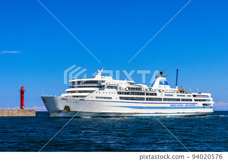 [Niigata Prefecture/Sado] Okesa Maru entering Sado Ryotsu Port in August August 94020576