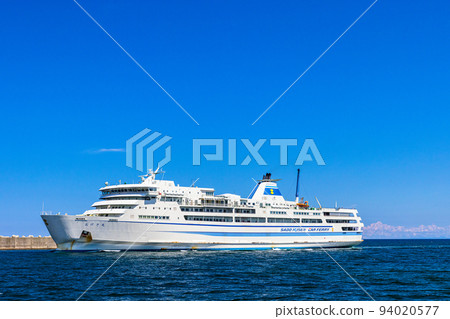 [Niigata Prefecture/Sado] Okesa Maru entering Sado Ryotsu Port in August August 94020577