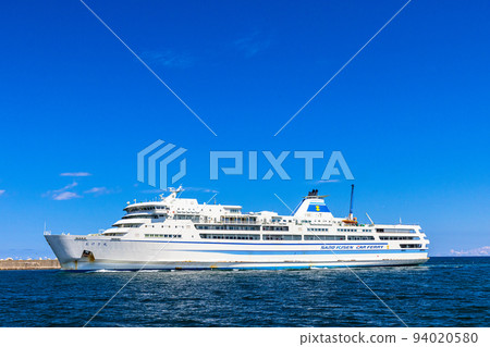 [Niigata Prefecture/Sado] Okesa Maru entering Sado Ryotsu Port in August August 94020580