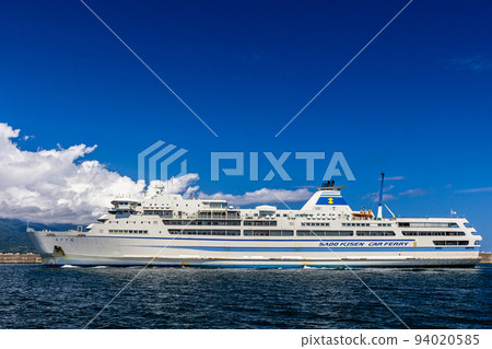 [Niigata Prefecture/Sado] Okesa Maru entering Sado Ryotsu Port in August August 94020585