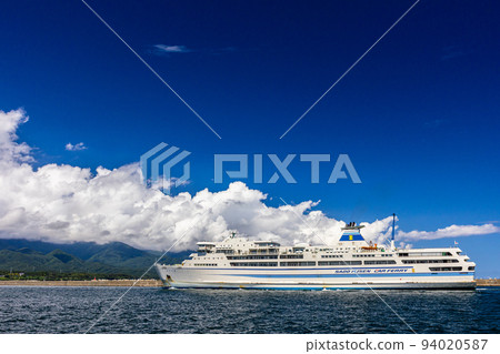 [Niigata Prefecture/Sado] Okesa Maru entering Sado Ryotsu Port in August August 94020587