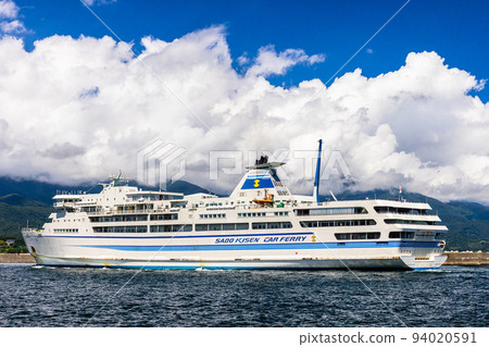 [Niigata Prefecture/Sado] Okesa Maru entering Sado Ryotsu Port in August August 94020591