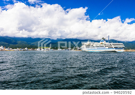 [Niigata Prefecture/Sado] Okesa Maru entering Sado Ryotsu Port in August August 94020592