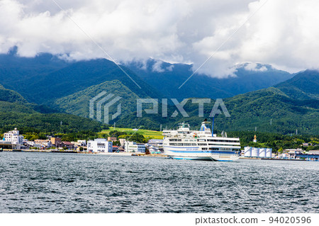 [Niigata Prefecture/Sado] Okesa Maru entering Sado Ryotsu Port in August August 94020596