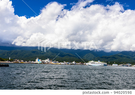[Niigata Prefecture/Sado] Okesa Maru entering Sado Ryotsu Port in August August 94020598