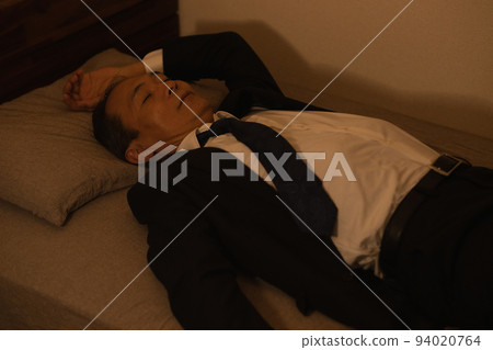 一個穿著西裝睡覺的中年男人和一個醉漢的形象 94020764