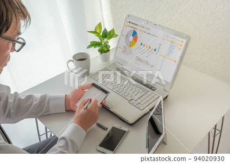 中年商人因電暈在家遠程工作 94020930