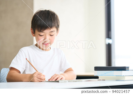 3rd grade elementary school student studying 4th grade elementary school summer course test 94021457