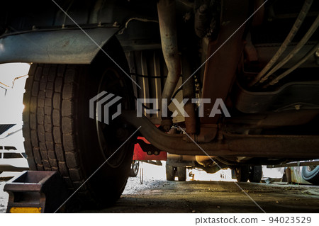 truck, automobile, motorcar 94023529