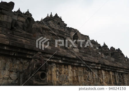 A walk through the Borobudur ruins 94024150