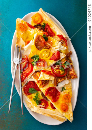 Pie with colorful tomatoes 94024748