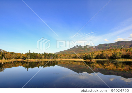 Two lakes of Shiretoko Five Lakes in autumn (Hokkaido Shari Town) 94024790
