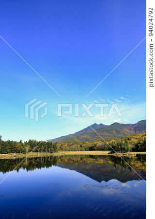 Two lakes of Shiretoko Five Lakes in autumn (Hokkaido Shari Town) 94024792