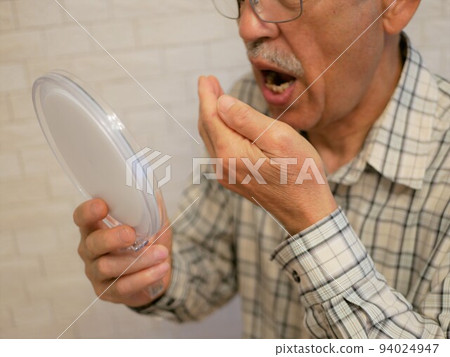 Mouth troubles of elderly men 94024947