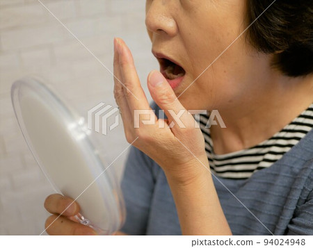 Mouth troubles of elderly women 94024948