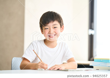 3rd grade elementary school student studying 4th grade elementary school summer course test 94025357