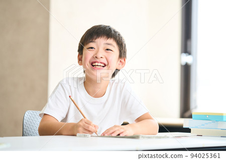 3rd grade elementary school student studying 4th grade elementary school summer course test 3rd grade elementary school student studying 4th grade elementary school summer course test 94025361