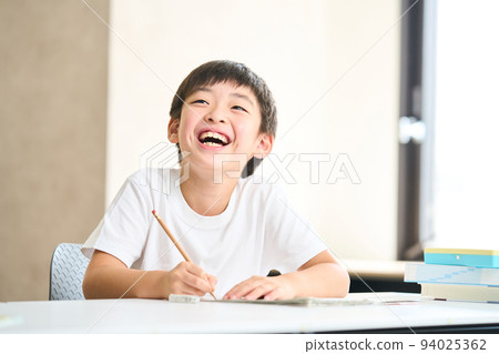 3rd grade elementary school student studying 4th grade elementary school summer course test 94025362