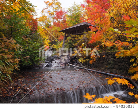秋色中的 Sukayu 溫泉周圍的 Manju Fukashi 94026835