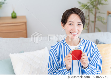A woman with a wallet (money, savings, housewife) A woman with a wallet (money, savings, housewife) 94027240