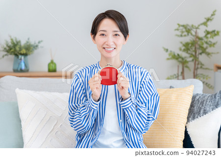 A woman with a wallet (money, savings, housewife) A woman with a wallet (money, savings, housewife) 94027243