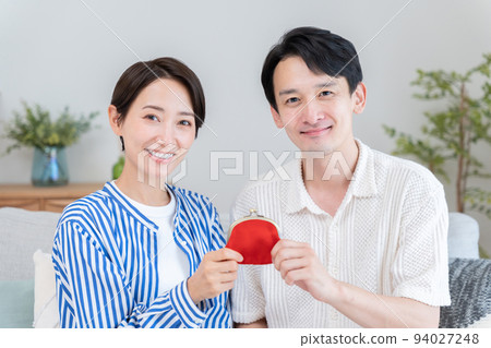 一對帶錢包的情侶（錢、積蓄、情侶） 94027248