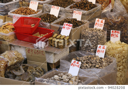 一家從香港德輔道西面出售藥材，扇貝乾和鹽乾魚的商店。有些人不知道該用哪種菜 94028208