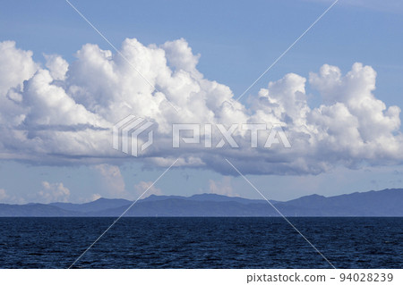 Cumulonimbus cloud and sea [Isahaya City, Nagasaki Prefecture] 94028239