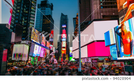 紐約時代廣場和黃昏的霓虹燈 94028904