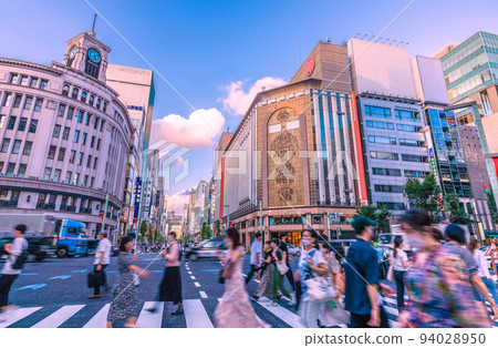 日本東京市容 7週死亡人數世界第一,4周世界第二。沒有行動限制......銀座的許多人群= 9月5日 日本東京市容 7週死亡人數世界第一,4周世界第二。沒有行動限制......銀座的許多人群= 9月5日 94028950