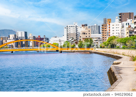 This is a view of the Sumiyoshi Bridge and Sumiyoshi Shrine in the upstream area from the river bank of the Honkawa River in Sumiyoshi Town. Enjoy the view of the famous shrine. 94029062