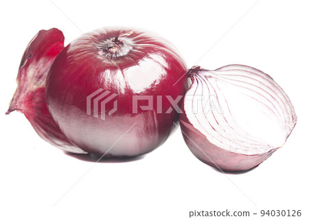 Red whole and sliced onion, isolated on white background 94030126