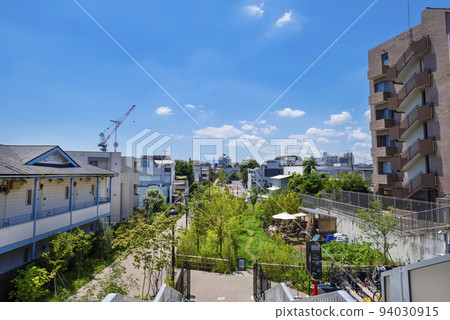 下北澤站和世田谷台站之間鬱鬱蔥蔥的綠色長廊“下北鐵道”風景（2022年7月） 94030915