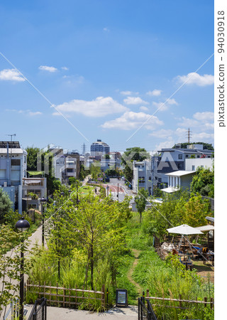 Scenery of the lush green promenade "Shimokita Railway Street" between Shimokitazawa Station and Setagaya-Daita Station (July 2022) 94030918