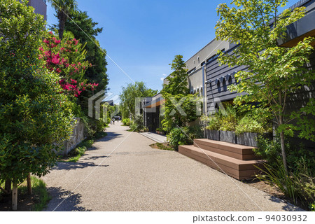 Scenery of the lush green promenade "Shimokita Railway Street" between Shimokitazawa Station and Setagaya-Daita Station (July 2022) 94030932
