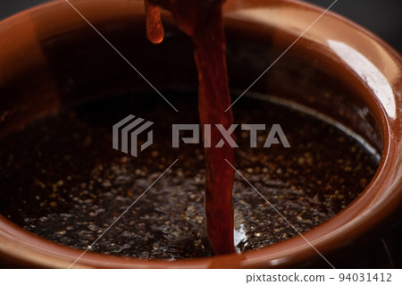 醬汁倒進罐子裡 94031412