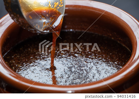將醬汁轉移到鍋中的圖像 將醬汁轉移到鍋中的圖像 94031416
