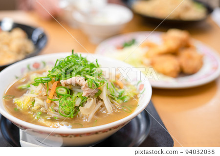 中餐廳醬油拉麵 中餐廳醬油拉麵 94032038