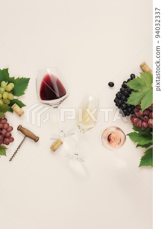 Flat-lay of red, rose and white wine in glasses on pink background 94032337